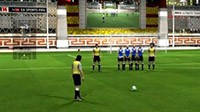 《FIFA 14》28至35米任意球射门教程