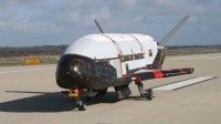 实拍美军最神秘无人飞行器X-37B返回地球！