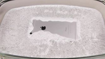 iPhone 6惨遭“热冰”虐待 瞬间结冰还能用