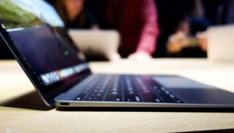 MacBook遭3大PC厂商嘲讽 苹果落后联想一整年
