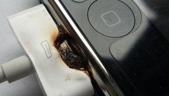 女孩充电时玩手机 手机爆炸致胸部烧焦死亡
