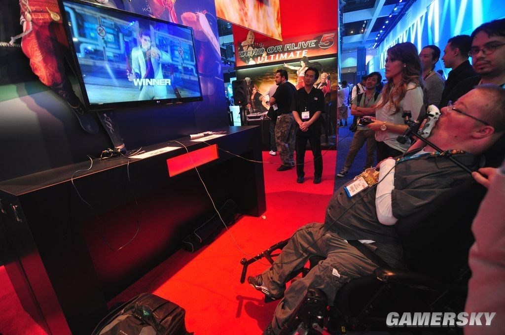 E3：残疾玩家用嘴玩《死或生5》游戏也带正能量