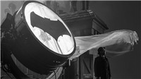《正义联盟》“戈登局长”造型曝光 蝙蝠灯照亮哥谭