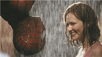 《蜘蛛侠：返校季》片场惊险吊直升机 怀抱红发女性
