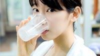 妹子湿身还坚持上车 好多条大白美腿的囧图