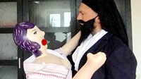 充气娃娃、丝袜做道具 战斗民族小哥低成本Cosplay