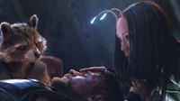 《复仇者联盟3：无限战争》新剧照：雷神重伤昏迷 被螳螂女“爱抚”