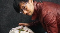 小岛秀夫晒合影“异形卵”照片 面带微笑不惧抱脸虫