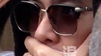 周杰伦藏人群看爱妻走红毯 网友：这胡子男是周董？