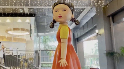 《鱿鱼游戏》巨型娃娃惊现菲律宾 与游客玩123木头人