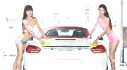 合肥比基尼美女洗车排长龙 酥胸半露湿身撩人