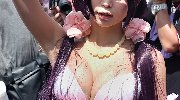 胸挤则灵！C86同人展人气美女COS吸睛美图