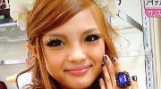 日本9岁萝莉惊呆网友 浓妆艳抹比其母亲还老