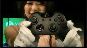 日本首台XB1登场 美女戴套开箱