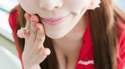 自信来自深不见底的乳沟 韩国女孩为游戏代言