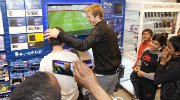 《FIFA 15》英国午夜发售现场 大牌球星助阵
