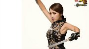 甜美歌姬洪真英化身游戏女战士 展火辣S身段