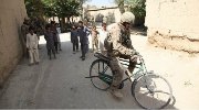 驻阿美军大兵体验中国凤凰牌自行车 莫名喜感