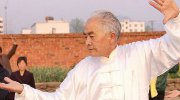 6旬老爷爷陪孙子LOL上白银 堪称中国好爷爷