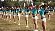 浙江一大学女生集体穿热裤露脐装做广播操