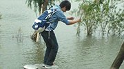 情侣网游相恋见面就分手 男子跳浅水湖摔断腿