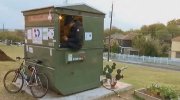 美国人民多奇志 教授卖光家产只为住进垃圾桶