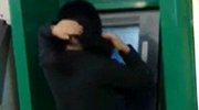 女子占着atm打扮被打 急呼“我项链两千多！”