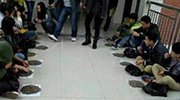 学生上课一直嗑不停 土豪老师买100斤瓜子请客