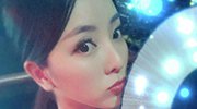 李思思挺孕肚回央视主持 宽大白裙难掩孕态