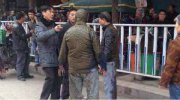 吸粪车爆炸 路人被喷一脸翔：没有一点点防备
