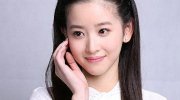 奶茶白衣蓝裙定妆照 恢复往日校园清纯形象
