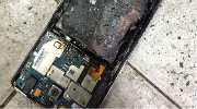 小伙伴“玩”小米手机突然起火爆炸