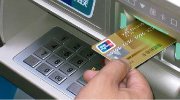 少女怒插银行卡被吞 三脚连踹完爆ATM机