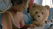 《泰迪熊2》首曝预告 贱熊迎娶美女床头谈育儿