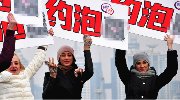 俄罗斯美女当街“约泡” 网友指责太没底线