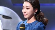 韩国《英雄联盟》美女主持 裙短险“露底”