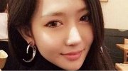 越南最美女大学生走红 轻咬朱唇冷艳娇媚
