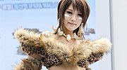 史上最难的抉择 性感豹女与制服阿狸的Cos对决