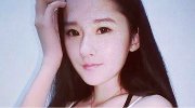 LOL女主播晒名包高调炫富 拒绝包养 靠手赚钱