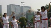 大妈挑战萧敬腾MV舞蹈 广场舞再次KO流行文化