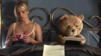 《泰迪熊2》新预告公布 贱熊和妹子“床照”曝光