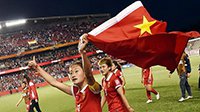 中国女足对美国0-1输的坚强 已经尽力答谢球迷