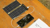 全球最轻薄太阳能移动电源问世 2小时充好iPhone6