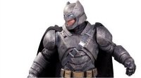 《蝙蝠侠大战超人》实体雕像亮相 铁甲蝙蝠侠略臃肿