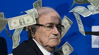 BBC演员反FIFA贪腐 向主席布拉特扔钞票抗议