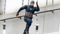 《美国队长3》最新片场惊险照 美队高空飞檐走壁