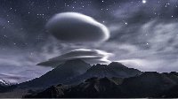 俄罗斯火山上空现罕见飞碟状怪云 似UFO盘旋