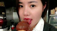 轻松一刻：妹子你吃冰欺凌的方式有点污！