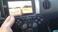 一玩家将PS2安装在了车载导航仪上 开车不忘玩游戏