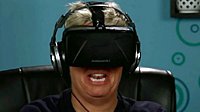成年玩家试玩VR恐怖游戏 分分钟吓到腿发软